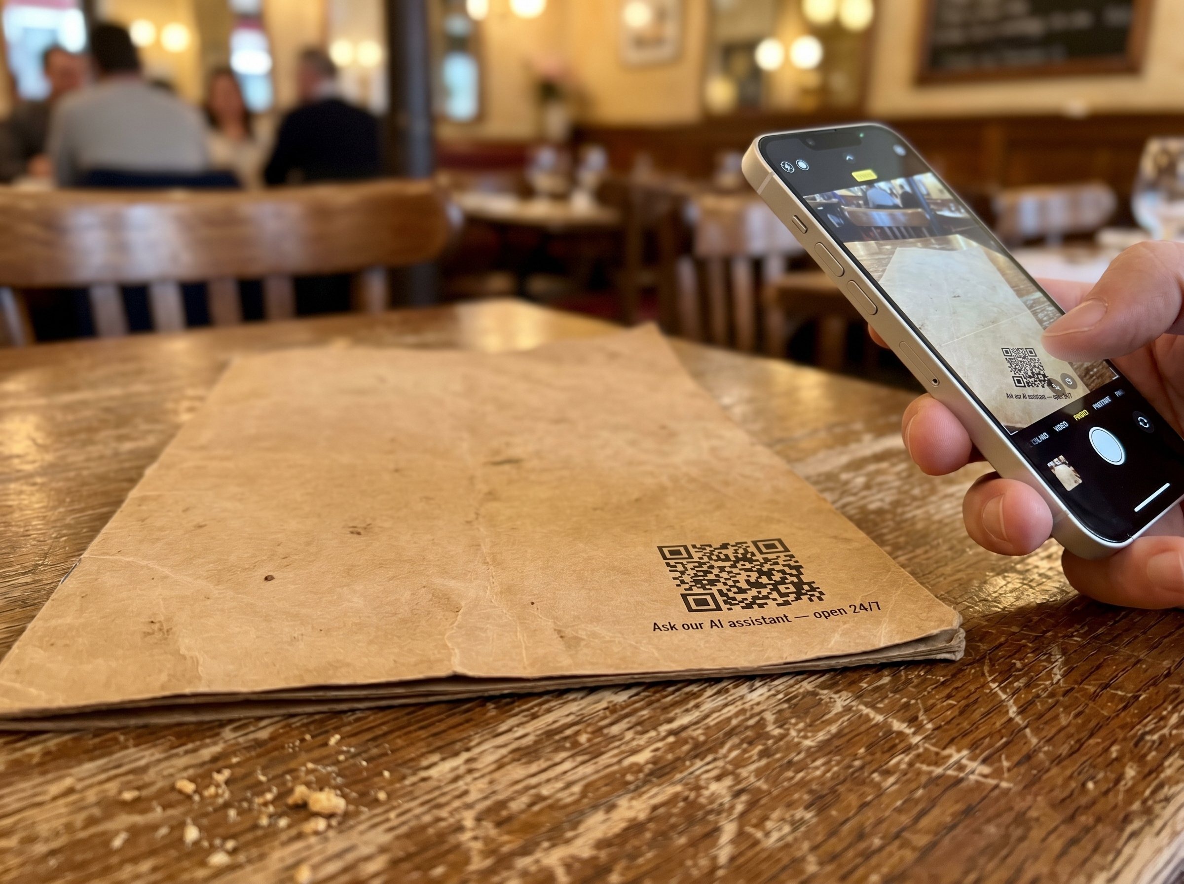 Client scannant un QR code sur un menu de brasserie